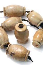 Collier de perles en dents de cachalots sculptées, Îles Fidji | Cachalot teeth beads necklace, Fiji Islands  