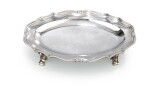 A SMALL OVAL SILVER TRAY ON FOUR FEET, MADRID, 1765 |  PETIT PLATEAU OVALE SUR QUATRE PIEDS EN ARGENT, MADRID, 1765 