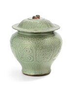 A large longquan celadon auspicious jar and cover Yuan-early Ming dynasties, 14th-15th century | 元至明早期 十四至十五世紀 龍泉窰青釉金玉滿堂蓋罐