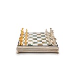 A hardstone, silver and silver-gilt chess set, Vasari & Danesin, Milan, moderne | Jeu d'échecs en pierre dure, argent et vermeil par Vasari & Danesin, Milan, moderne