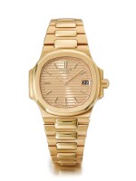 PATEK PHILIPPE | REF 4700/1 NAUTILUS, A YELLOW GOLD BRACELET WATCH WITH DATE MADE IN 1987