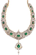 AN EMERALD AND DIAMOND-SET POLYCHROME ENAMELLED NECKLACE (KHANTI), NORTH INDIA, LATE 19TH CENTURY
