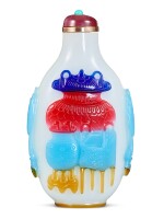 A four-colour overlay white glass 'hundred antiques' snuff bottle Qing dynasty, 18th century | 清十八世紀 涅白地套四色博古圖鼻煙壺