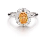 FANCY VIVID YELLOWISH ORANGE DIAMOND AND DIAMOND RING | 1.01卡拉 古墊形 艷彩黃橙色 鑽石 配 鑽石 戒指