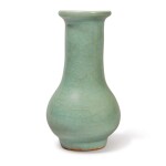 A 'LONGQUAN' GUAN-TYPE BOTTLE VASE,  SOUTHERN SONG DYNASTY 