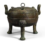 AN ARCHAIC BRONZE RITUAL VESSEL AND COVER, DING EASTERN ZHOU DYNASTY  | 東周 青銅三犧三足蓋鼎
