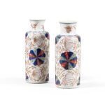 A pair of Chinese Imari porcelain rouleau vases, Qing dynasty, Kangxi period | Paire de vases rouleau en porcelaine de Chine, Imari, Dynastie Qing, époque Kangxi