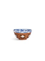 A blue and white and café-au-lait glazed warming bowl, Ming dynasty, 16th century |  明十六世紀 內青花人物外紫金釉朵花紋溫盌