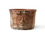 Vase cache ornée d'une tête de divinité, Culture Maya, Guatemala, Classique, 450-650 AP. J.-C. | Maya Cache vessel with Deity face, Guatemala, Classic, AD 450-650 