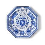 A Rare and Important Chinese Export Blue and White Armorial Octagonal Charger, Qing Dynasty, Kangxi Period, Circa 1705 | 清康熙 約1705年 青花紋章圖八方大盤