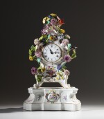 A Meissen porcelain case clock, mid. 18th century, circa 1740-1750 | Boîte de pendule et son socle en porcelaine de Meissen d'époque Louis XV vers 1740-1750