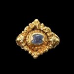 A gold and sapphire ring with ornated shank Champa, 14th century | 占城 十四世紀 金嵌藍寶石戒指