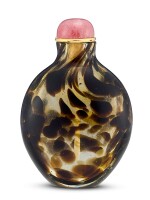 A swirled glass snuff bottle Qing dynasty, 18th – 19th century | 清十八至十九世紀 茶色地攪褐斑鼻煙壺
