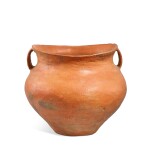 A large red pottery 'saddle-mouth' handled jar, Siwa culture, c. 1350 BC 寺窪文化 紅陶馬鞍口雙耳罐