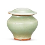 A Longquan celadon jarlet and cover, Yuan - Ming dynasty 元至明　龍泉青釉小蓋罐