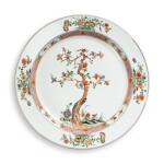 A LARGE CHINESE FAMILLE-VERTE 'MAGNOLIA' LARGE DISH QING DYNASTY, KANGXI PERIOD | 清康熙 五彩玉蘭花圖大盤 
