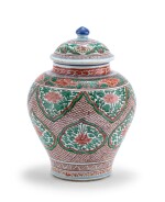 Vase couvert en porcelaine wucai XVIIE siècle | 十七世紀 五彩開光花卉紋將軍罐 | A wucai jar and cover, 17th century 