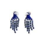 Pair of sapphire and enamel pendent earrings | Paire de pendants d'oreille saphirs et émail