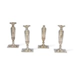 A set of four German silver candlesticks | Gruppe von vier Kerzenleuchtern aus Silber, Deutschland