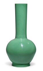 A green glass bottle vase, Qing dynasty, 18th / 19th century