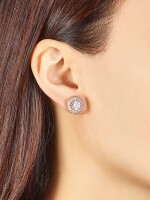 Pair of Diamond Earrings | 格拉夫| 1.01及1.00克拉 圓形 E色 鑽石 耳環一對 (小鑽石共重約1.60克拉)