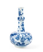 Vase bouteille en porcelaine bleu blanc Dynastie Qing, XIXE siècle | 清十九世紀 青花人物故事紋長頸膽瓶 | A blue and white 'scholar' bottle vase, Qing Dynasty, 19th century