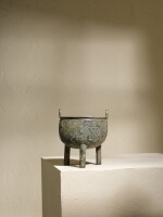 An inscribed archaic bronze tripod food vessel, Ding, Shang dynasty  |  商 青銅蟬紋小鼎