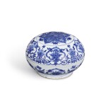 A blue and white ‘longevity’ box and cover, 17th century | 十七世紀 青花團花捧壽圓蓋盒
