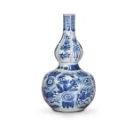 A moudled blue and white double-gourd vase, Ming dynasty, 17th century 