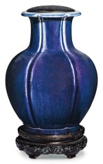 VASE EN PORCELAINE À GLAÇURE FLAMMÉE ET BRÛLE-PARFUM EN PORCELAINE À GLAÇURE BLEUE DYNASTIE QING, XIXE SIÈCLE | 清十九世紀 窰變釉石榴瓶 及 清十九世紀 藍釉三足爐 | A flambe-glazed 'pomegranate' lobed vase and a blue-glazed tripod censer, Qing Dynasty, 19th century