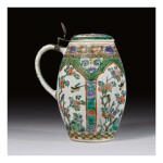 A RARE CHINESE FAMILLE-VERTE TANKARD AND COVER QING DYNASTY, KANGXI PERIOD | 清康熙 五彩花鳥紋啤酒杯連蓋 