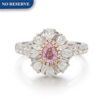 FANCY PURPLE-PINK DIAMOND AND DIAMOND RING | 0.59卡拉 梨形 彩紫粉紅色鑽石 配 鑽石 戒指