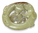 GROUPE EN JADE JAUNE SCULPTÉ DYNASTIE MING OU POSTÉRIEURE | 明或以後 黃玉仿古龍紋珮飾 | A small archaistic yellow jade carving, Ming Dynasty or later