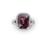Spinel and diamond ring [Bague spinelle et diamants]