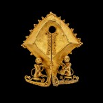 A gold 'monkey' mamuli ear ornament or pendant East Sumba Island, Indonesian archipelago, 19th century | 十九世紀 印尼群島 松巴島東 靈猴紋mamuli金耳飾