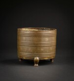 A gold-splashed bronze incense burner Qing dynasty, 17th–18th century | 清十七至十八世紀 銅灑金弦紋筒式三足爐  《大明宣德年製》仿款