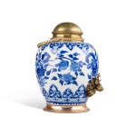 A gilt-bronze mounted Chinese blue and white porcelain water jug, circa 1800, the mounts 19th century | Fontaine à eau en porcelaine de Chine bleu et blanc, vers 1800 et bronze doré, XIXe siècle 