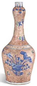 AN IRON-RED GROUND UNDERGLAZE-BLUE GARLIC-NECK VASE TRANSITIONAL PERIOD, CA. 1650 | 明末清初 約1650年 五彩荷塘佳色圖蒜頭瓶