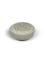 A small inlaid celadon-glazed cosmetic box and cover, Koryo dynasty, 12th/13th century | 高麗 十二/十三世紀 青釉圓蓋盒