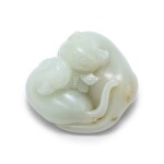 Groupe en jade celadon pale sculpté 'chats et papillon' Dynastie Qing | 清 青白玉貓蝶把件 |  A pale celadon jade 'two cats and butterfly' carving, Qing Dynasty