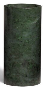 A SPINACH-GREEN JADE BRUSHPOT  QING DYNASTY, 19TH CENTURY | 清十九世紀 碧玉筆筒