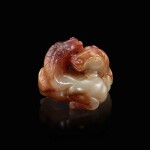 A white and russet jade 'double horse' group, Song dynasty or later 宋或以後 白玉帶皮雙馬