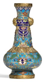 A SMALL CLOISONNE ENAMEL VASE QING DYNASTY, 19TH CENTURY | 清十九世紀 掐絲琺瑯纏枝蓮紋箸瓶