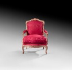 A parcel pink painted and white lacquered fauteuil à châssis, stamped by Jean Avisse, Louis XV, 1745 | Fauteuil à châssis à dossier plat en bois laqué blanc et rechampi rose d'époque Louis XV, estampillé par Jean Avisse, vers 1745