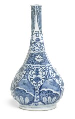 A BLUE AND WHITE 'KRAAK' PORCELAIN VASE | MING DYNASTY, WANLI PERIOD