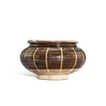 A small Cizhou black-glazed ribbed jar, Northern Song dynasty | 北宋 磁州窰黑釉白線紋小罐