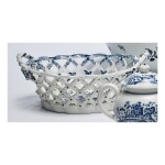  A LOWESTOFT PORCELAIN BLUE AND WHITE RETICULATED BASKET CIRCA 1770 