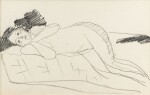 Femme nue de trois quarts vers la gauche étendue sur un canapé, mains au menton