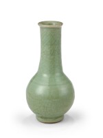 A Longquan celadon bottle vase Song-Ming dynasty | 宋至明 龍泉窰青釉直頸盤口瓶