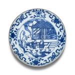 Assiette en porcelaine bleu blanc Marque et époque Wanli | 明萬曆 青花人物故事圖盤 《大明萬曆年製》款 | A blue and white 'scholar' dish, mark and period of Wanli